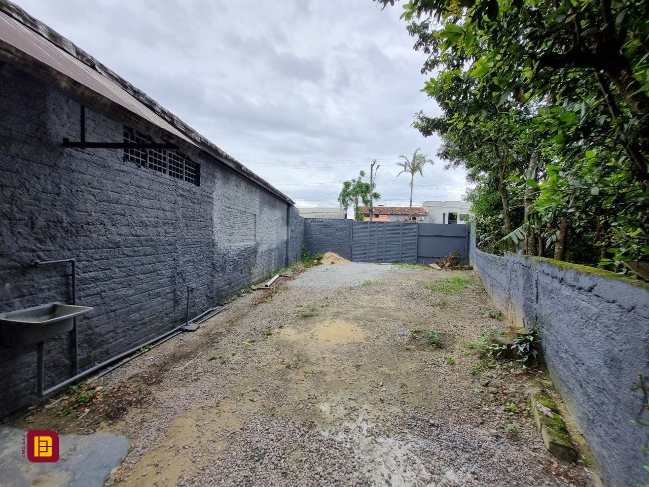 Galpão com 100m², 6 garagens, no bairro Ponte do Imaruim em Palhoça