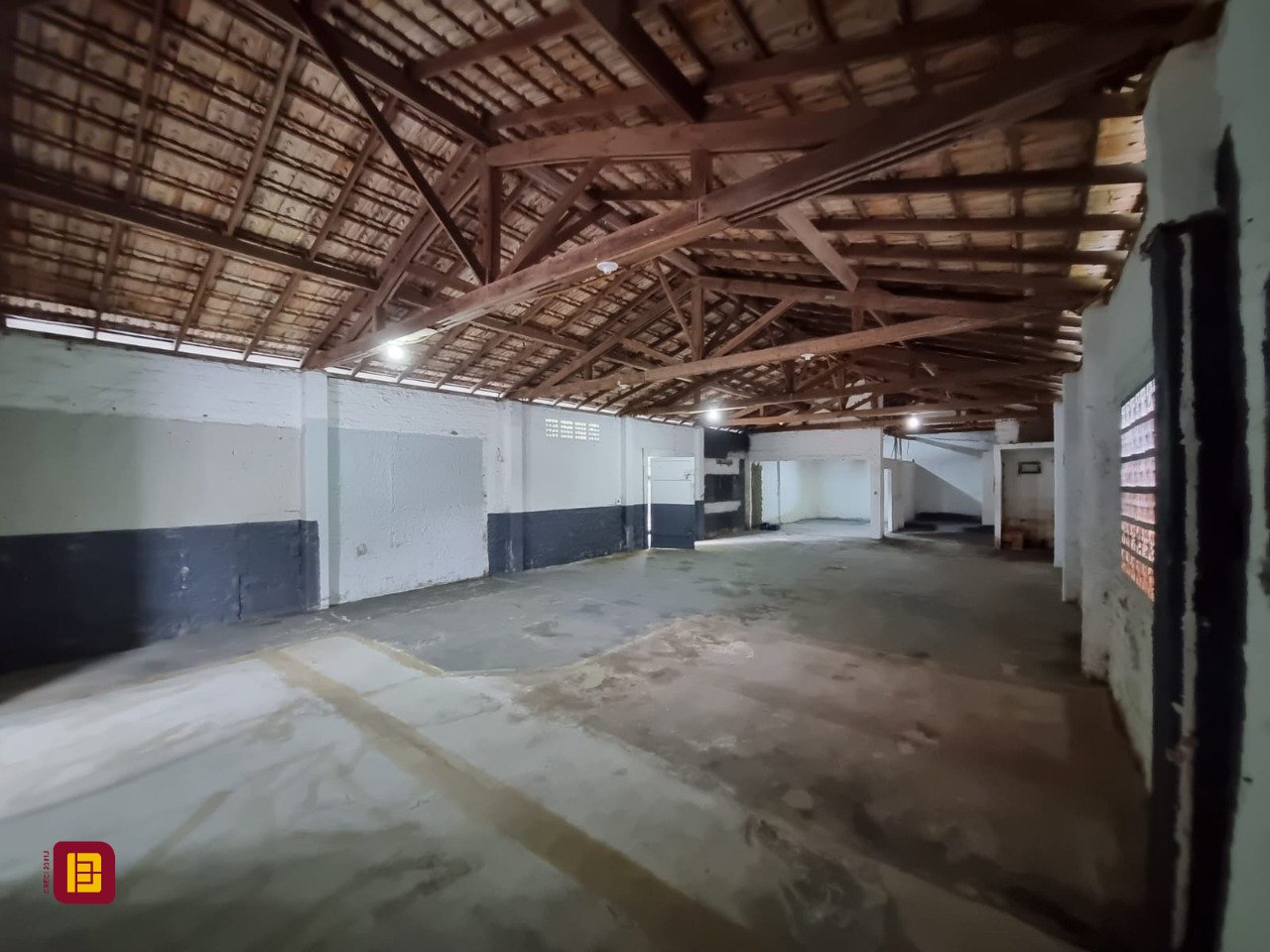 Galpão com 100m², 6 garagens, no bairro Ponte do Imaruim em Palhoça