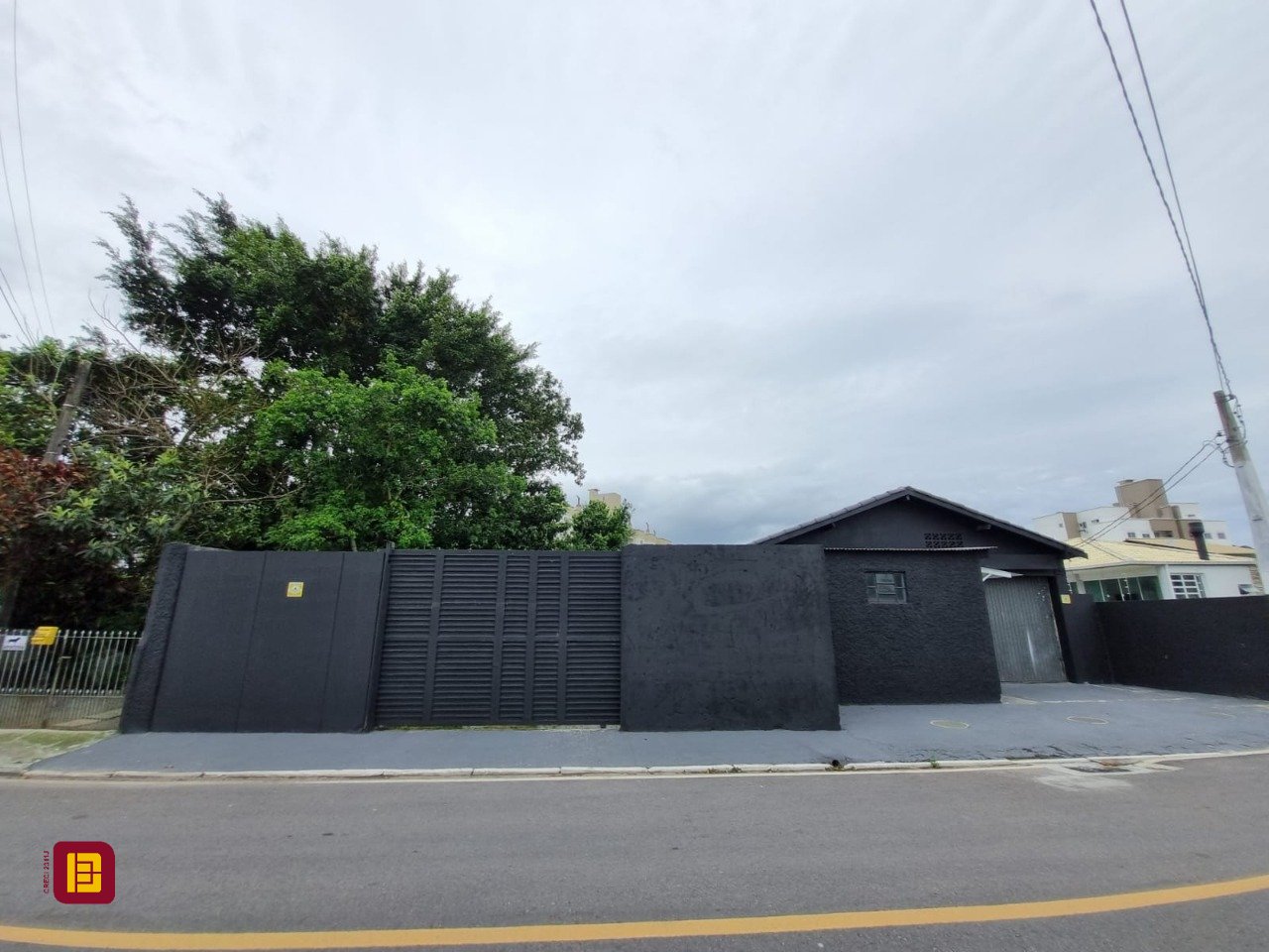 Galpão com 100m², 6 garagens, no bairro Ponte do Imaruim em Palhoça