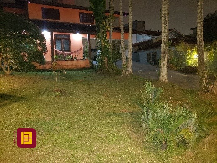 Casa com 243m², 5 quartos (sendo 1 suíte), 2 garagens, no bairro Córrego Grande em Florianópolis