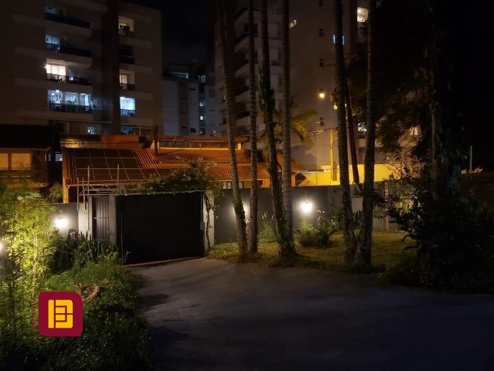 Casa com 243m², 5 quartos (sendo 1 suíte), 2 garagens, no bairro Córrego Grande em Florianópolis
