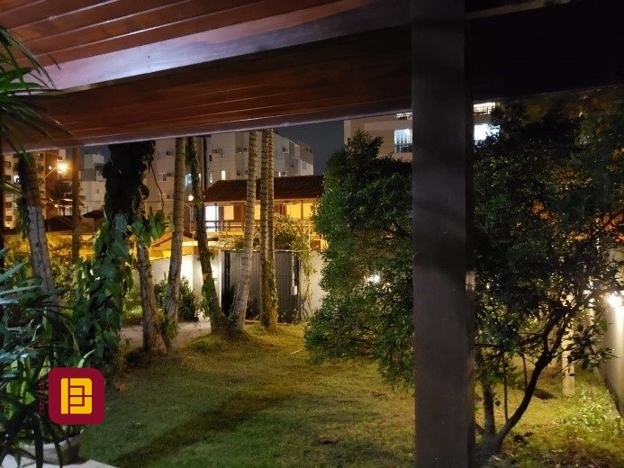 Casa com 243m², 5 quartos (sendo 1 suíte), 2 garagens, no bairro Córrego Grande em Florianópolis