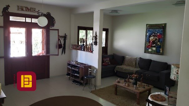 Casa com 243m², 5 quartos (sendo 1 suíte), 2 garagens, no bairro Córrego Grande em Florianópolis
