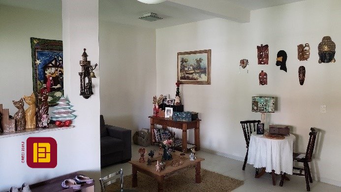 Casa com 243m², 5 quartos (sendo 1 suíte), 2 garagens, no bairro Córrego Grande em Florianópolis
