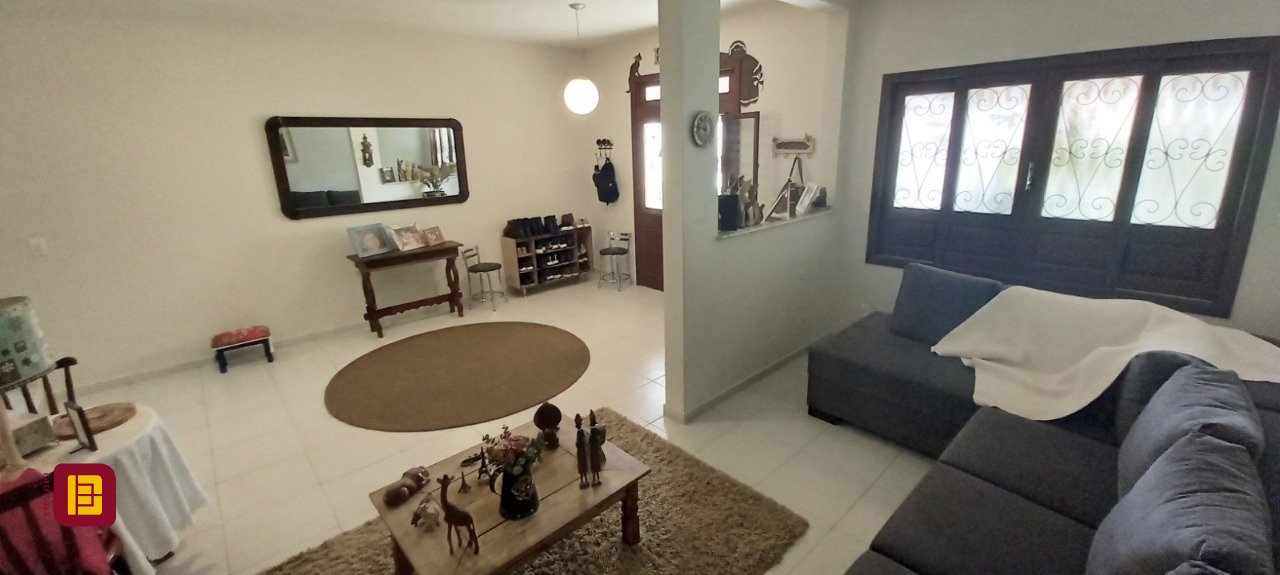 Casa com 243m², 5 quartos (sendo 1 suíte), 2 garagens, no bairro Córrego Grande em Florianópolis