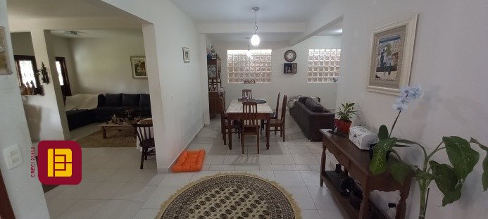 Casa com 243m², 5 quartos (sendo 1 suíte), 2 garagens, no bairro Córrego Grande em Florianópolis