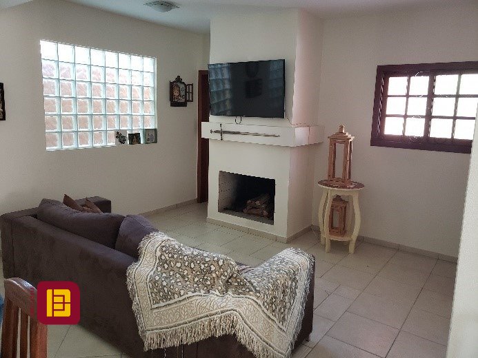 Casa com 243m², 5 quartos (sendo 1 suíte), 2 garagens, no bairro Córrego Grande em Florianópolis