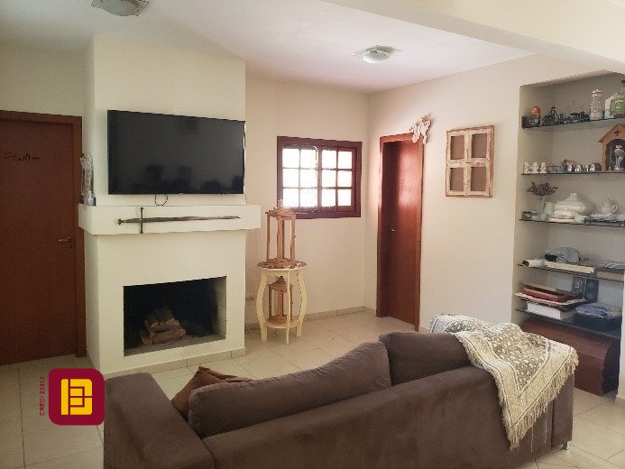Casa com 243m², 5 quartos (sendo 1 suíte), 2 garagens, no bairro Córrego Grande em Florianópolis