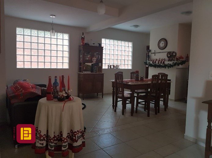 Casa com 243m², 5 quartos (sendo 1 suíte), 2 garagens, no bairro Córrego Grande em Florianópolis