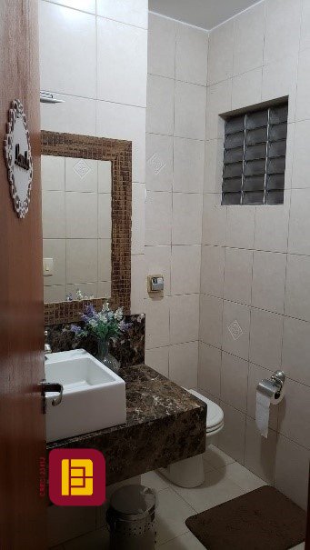 Casa com 243m², 5 quartos (sendo 1 suíte), 2 garagens, no bairro Córrego Grande em Florianópolis