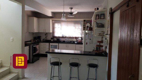 Casa com 243m², 5 quartos (sendo 1 suíte), 2 garagens, no bairro Córrego Grande em Florianópolis