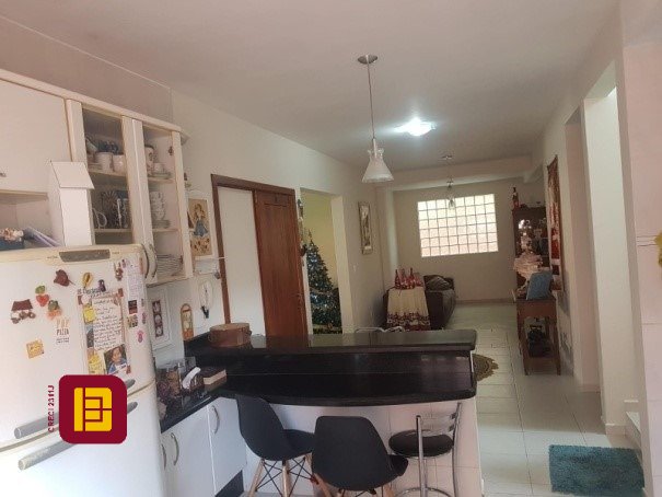 Casa com 243m², 5 quartos (sendo 1 suíte), 2 garagens, no bairro Córrego Grande em Florianópolis