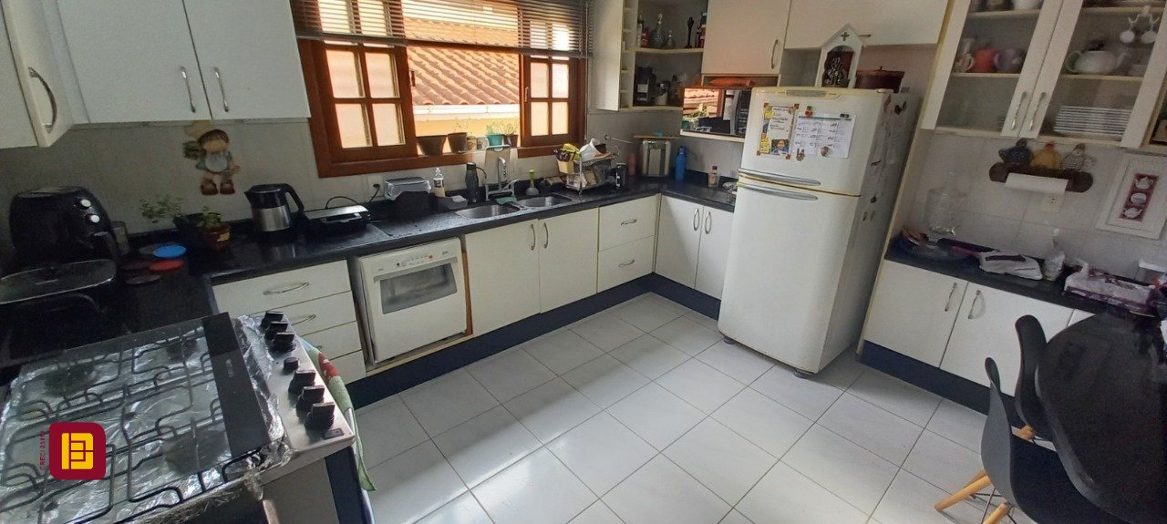Casa com 243m², 5 quartos (sendo 1 suíte), 2 garagens, no bairro Córrego Grande em Florianópolis
