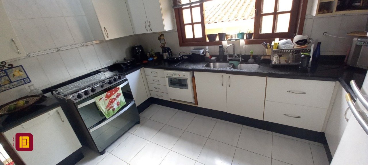 Casa com 243m², 5 quartos (sendo 1 suíte), 2 garagens, no bairro Córrego Grande em Florianópolis