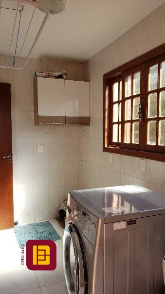 Casa com 243m², 5 quartos (sendo 1 suíte), 2 garagens, no bairro Córrego Grande em Florianópolis