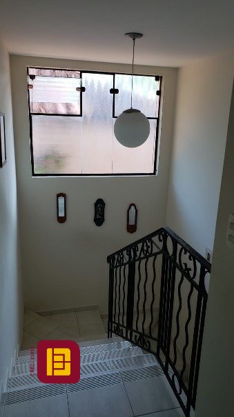 Casa com 243m², 5 quartos (sendo 1 suíte), 2 garagens, no bairro Córrego Grande em Florianópolis