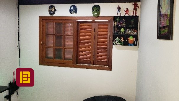 Casa com 243m², 5 quartos (sendo 1 suíte), 2 garagens, no bairro Córrego Grande em Florianópolis