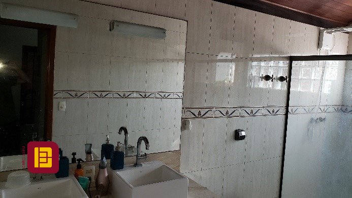 Casa com 243m², 5 quartos (sendo 1 suíte), 2 garagens, no bairro Córrego Grande em Florianópolis