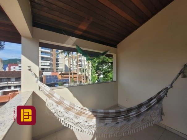 Casa com 243m², 5 quartos (sendo 1 suíte), 2 garagens, no bairro Córrego Grande em Florianópolis