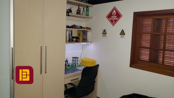 Casa com 243m², 5 quartos (sendo 1 suíte), 2 garagens, no bairro Córrego Grande em Florianópolis