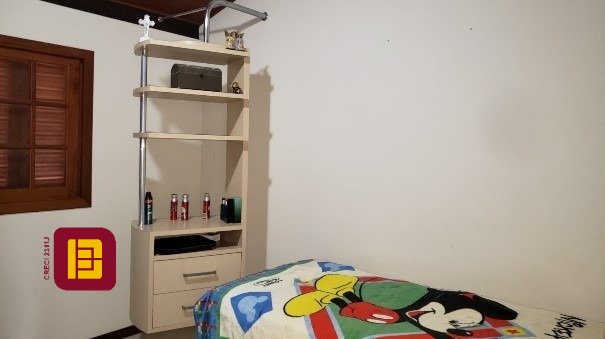 Casa com 243m², 5 quartos (sendo 1 suíte), 2 garagens, no bairro Córrego Grande em Florianópolis