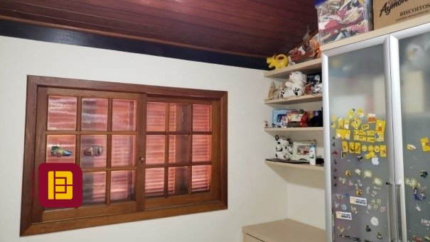 Casa com 243m², 5 quartos (sendo 1 suíte), 2 garagens, no bairro Córrego Grande em Florianópolis