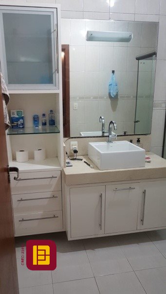 Casa com 243m², 5 quartos (sendo 1 suíte), 2 garagens, no bairro Córrego Grande em Florianópolis