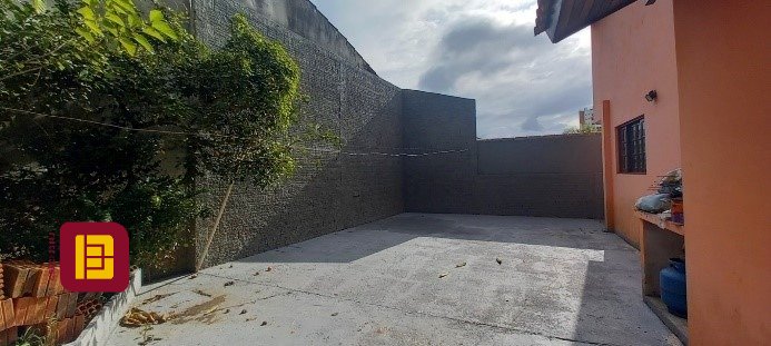 Casa com 243m², 5 quartos (sendo 1 suíte), 2 garagens, no bairro Córrego Grande em Florianópolis