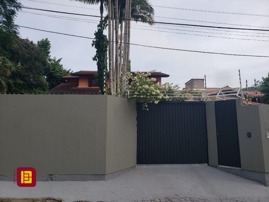 Casa com 243m², 5 quartos (sendo 1 suíte), 2 garagens, no bairro Córrego Grande em Florianópolis