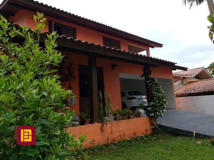 Casa com 243m², 5 quartos (sendo 1 suíte), 2 garagens, no bairro Córrego Grande em Florianópolis