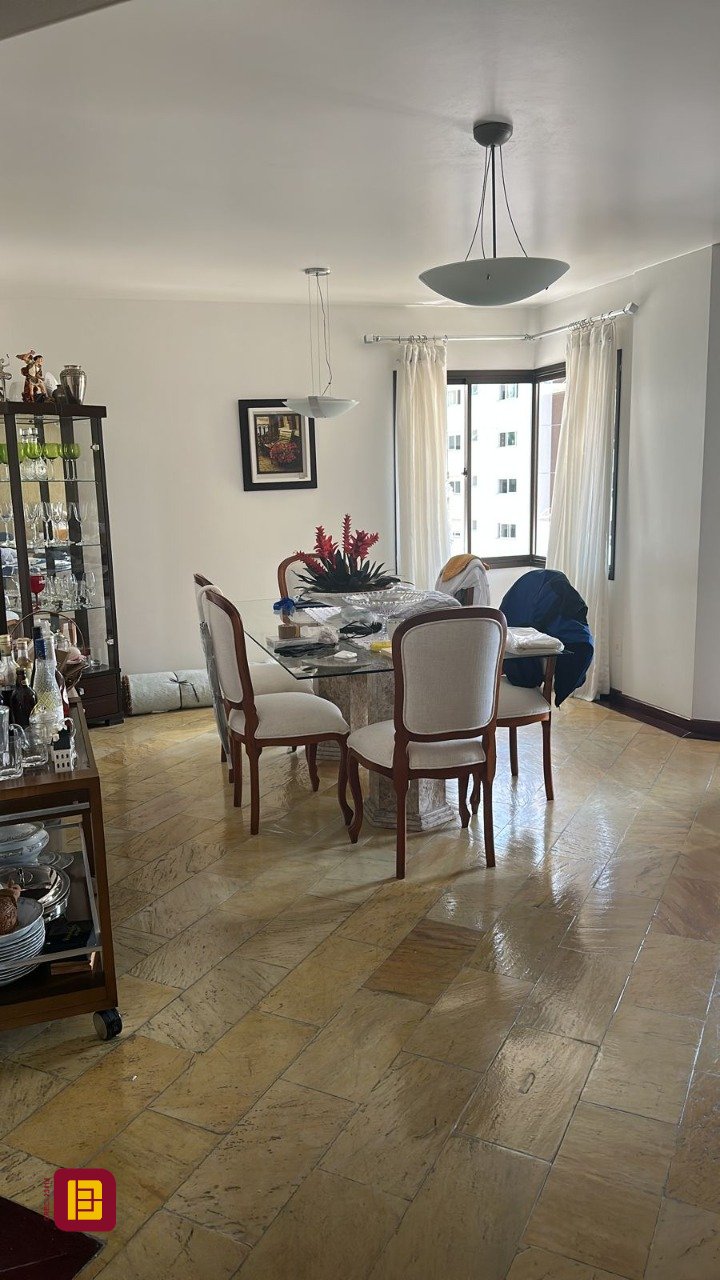 Apartamento com 170m², 5 quartos (sendo 2 suítes), 3 garagens, no bairro Centro em Florianópolis