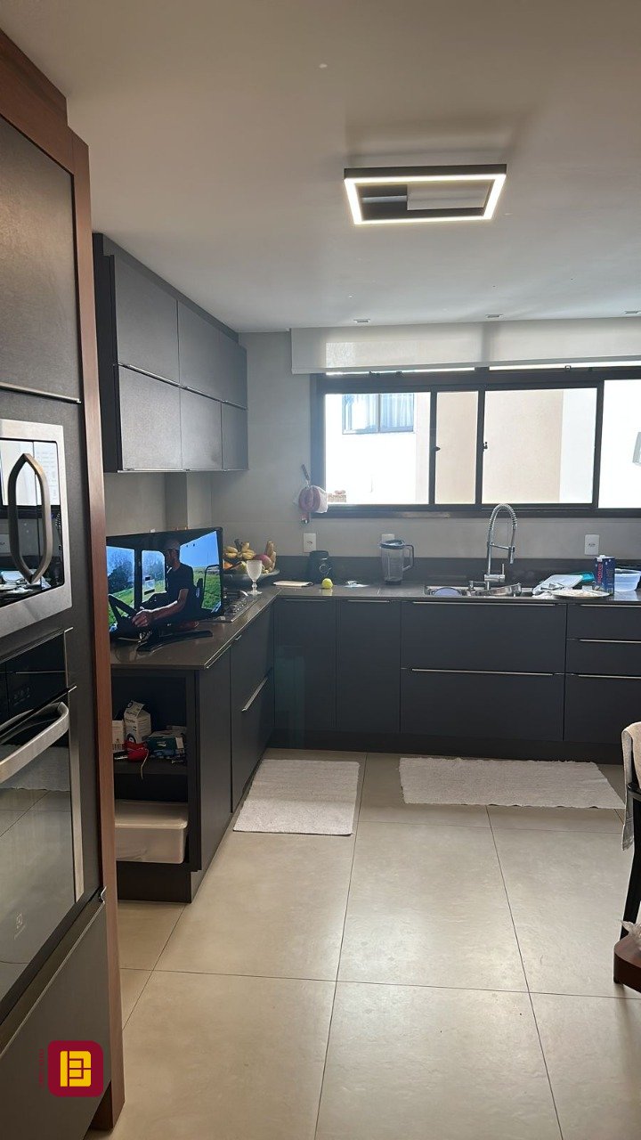Apartamento com 170m², 5 quartos (sendo 2 suítes), 3 garagens, no bairro Centro em Florianópolis