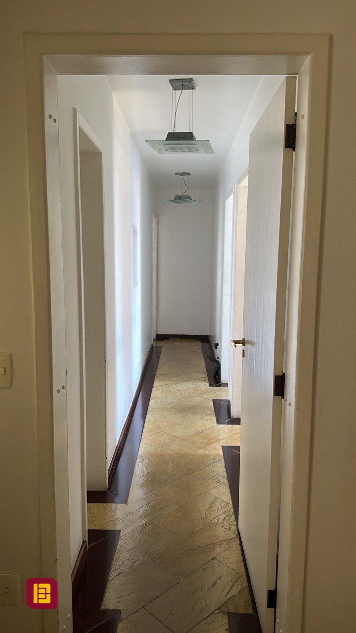 Apartamento com 170m², 5 quartos (sendo 2 suítes), 3 garagens, no bairro Centro em Florianópolis