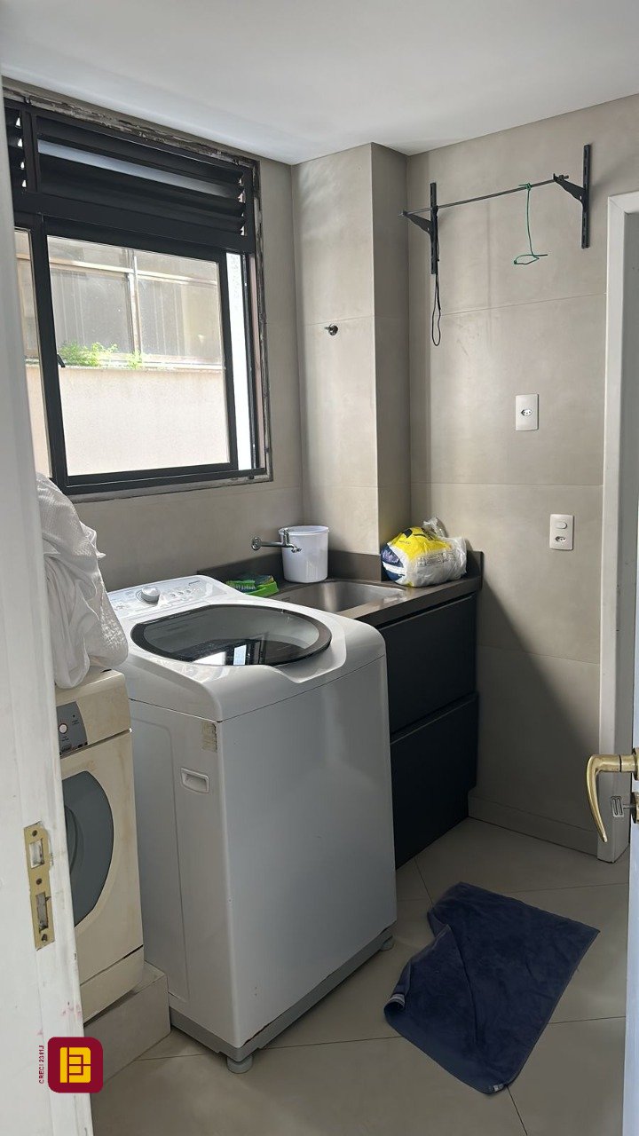 Apartamento com 170m², 5 quartos (sendo 2 suítes), 3 garagens, no bairro Centro em Florianópolis