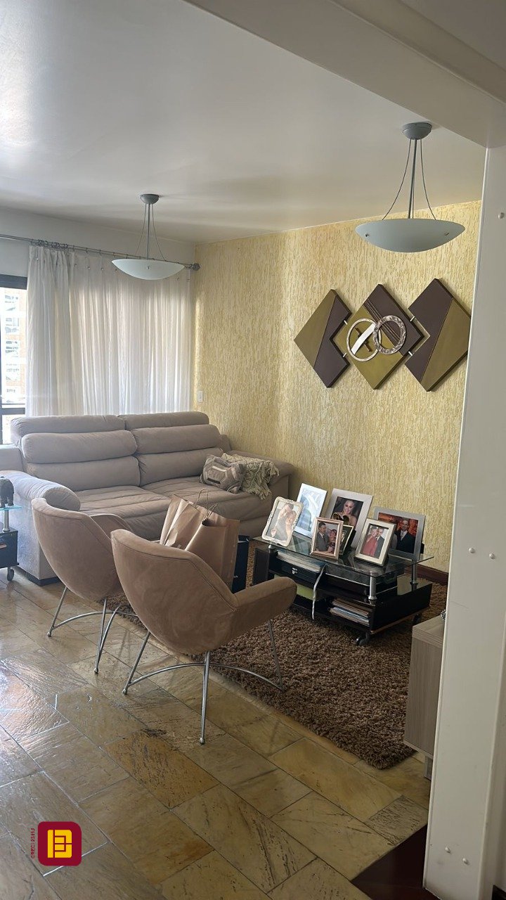 Apartamento com 170m², 5 quartos (sendo 2 suítes), 3 garagens, no bairro Centro em Florianópolis