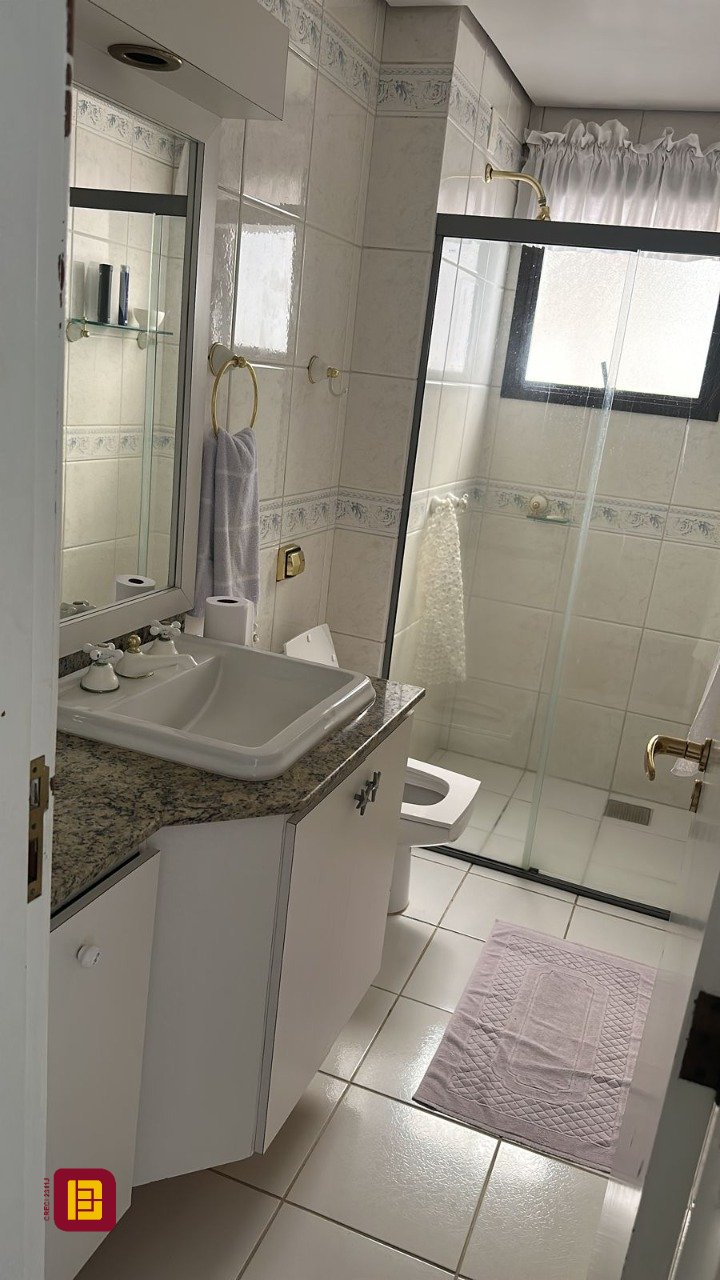 Apartamento com 170m², 5 quartos (sendo 2 suítes), 3 garagens, no bairro Centro em Florianópolis