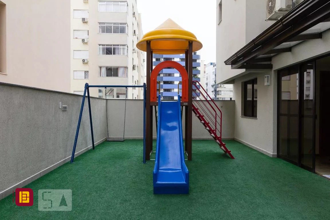 Apartamento com 170m², 5 quartos (sendo 2 suítes), 3 garagens, no bairro Centro em Florianópolis