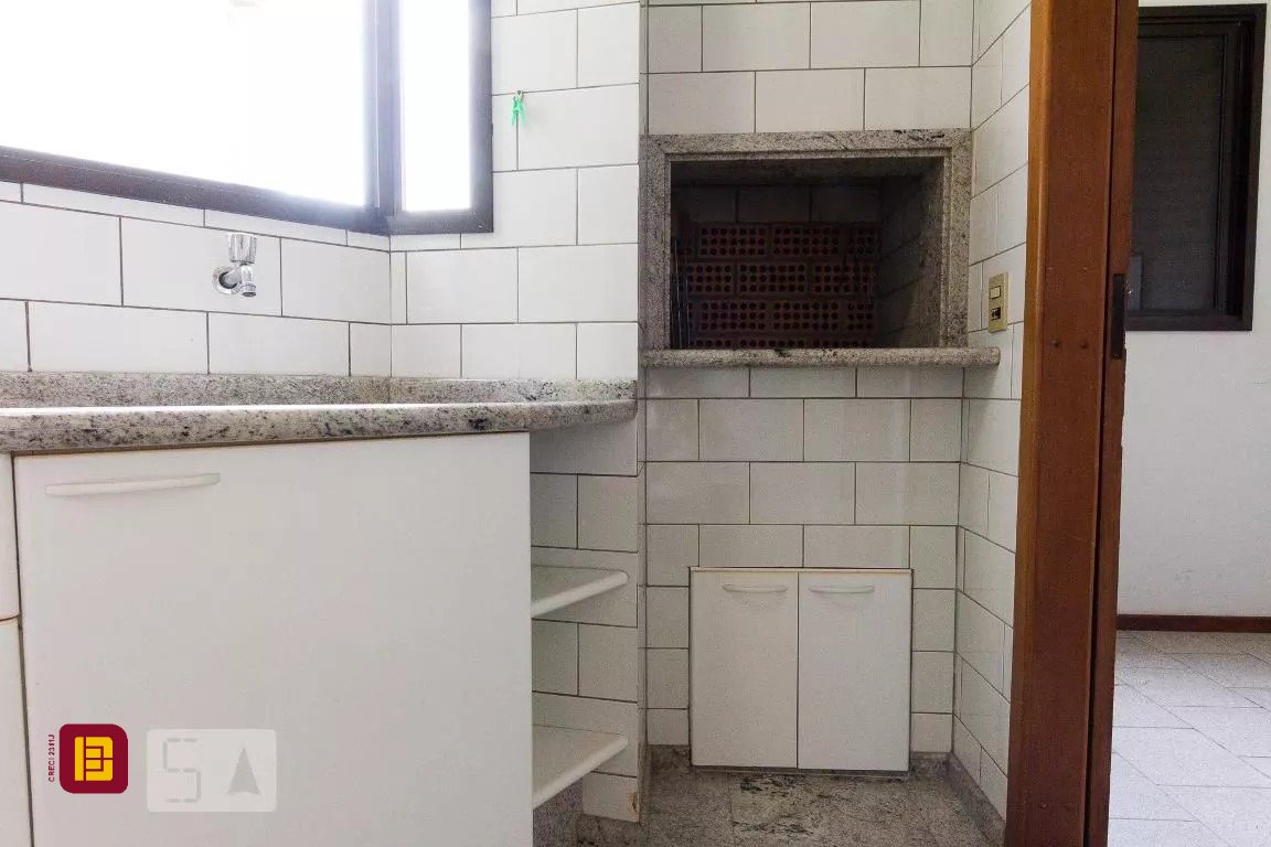 Apartamento com 170m², 5 quartos (sendo 2 suítes), 3 garagens, no bairro Centro em Florianópolis