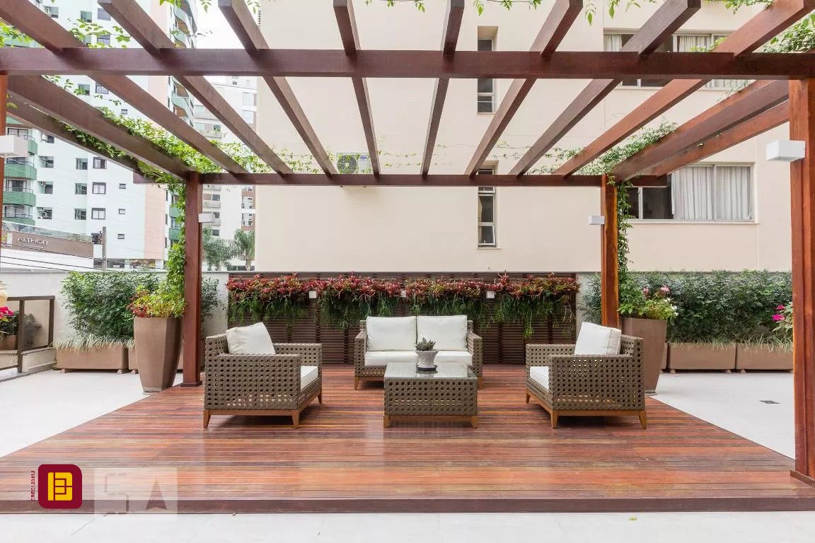 Apartamento com 170m², 5 quartos (sendo 2 suítes), 3 garagens, no bairro Centro em Florianópolis