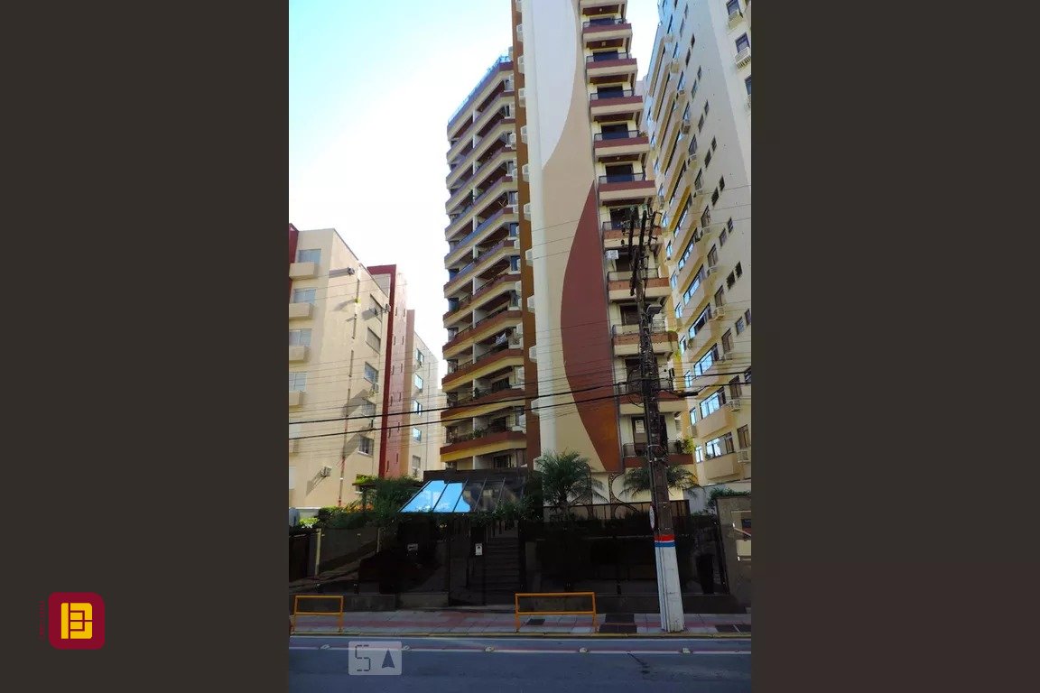 Apartamento com 170m², 5 quartos (sendo 2 suítes), 3 garagens, no bairro Centro em Florianópolis