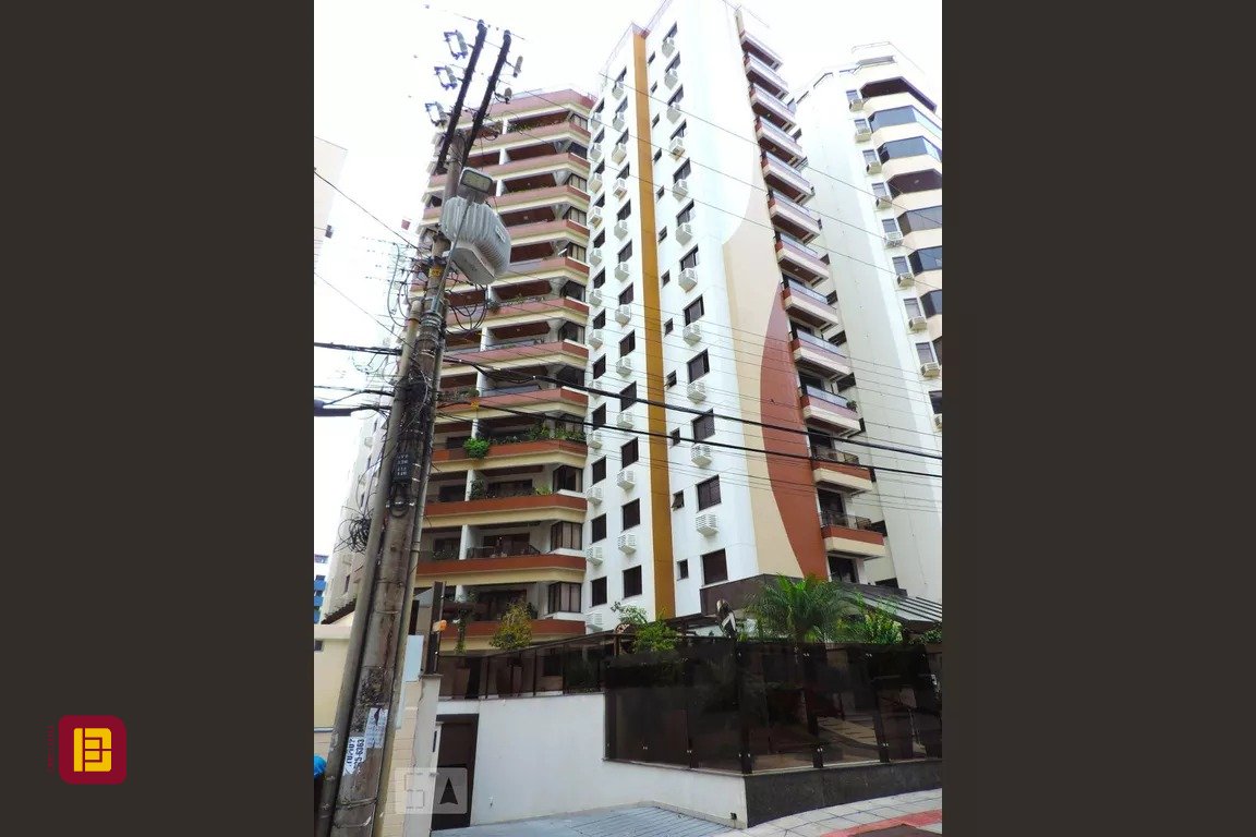 Apartamento com 170m², 5 quartos (sendo 2 suítes), 3 garagens, no bairro Centro em Florianópolis
