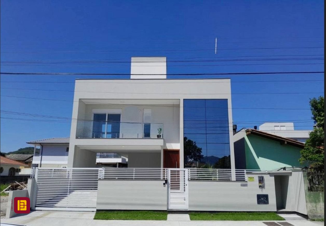 Casa com 210m², 6 quartos (sendo 3 suítes), 4 garagens, no bairro Campeche em Florianópolis