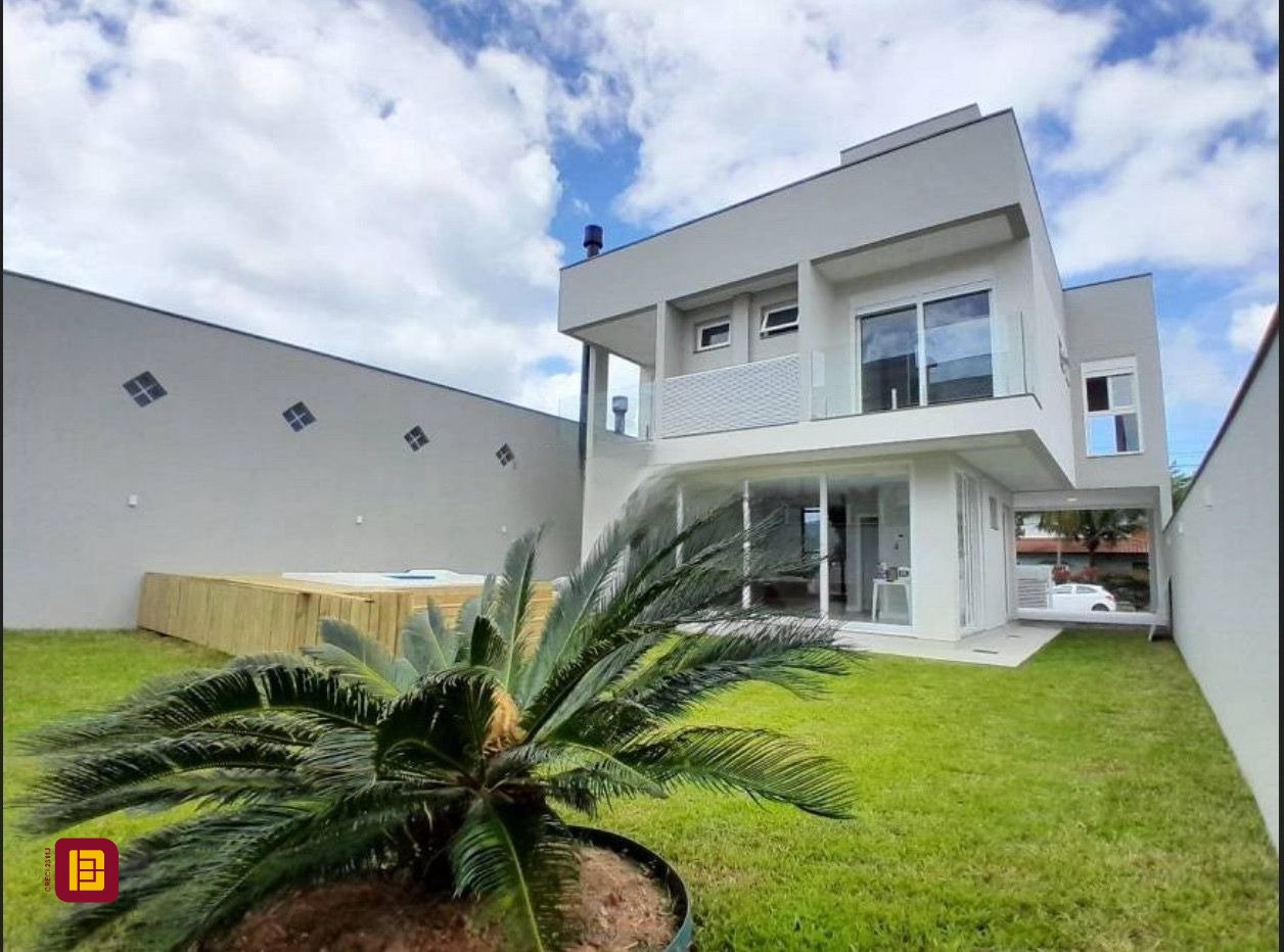 Casa com 210m², 6 quartos (sendo 3 suítes), 4 garagens, no bairro Campeche em Florianópolis