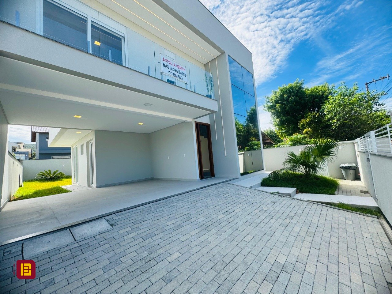 Casa com 210m², 6 quartos (sendo 3 suítes), 4 garagens, no bairro Campeche em Florianópolis