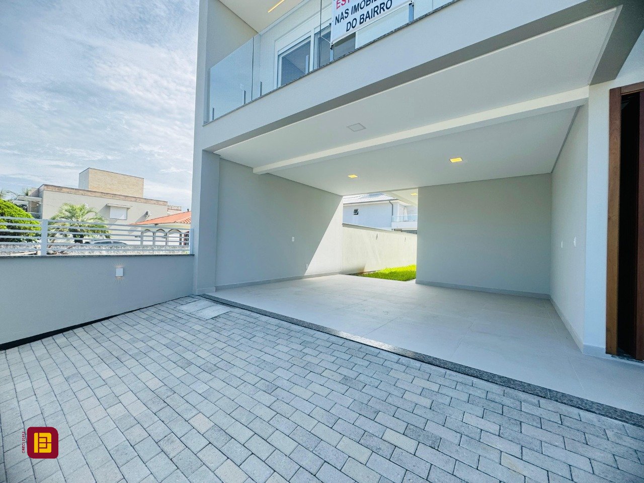 Casa com 210m², 6 quartos (sendo 3 suítes), 4 garagens, no bairro Campeche em Florianópolis