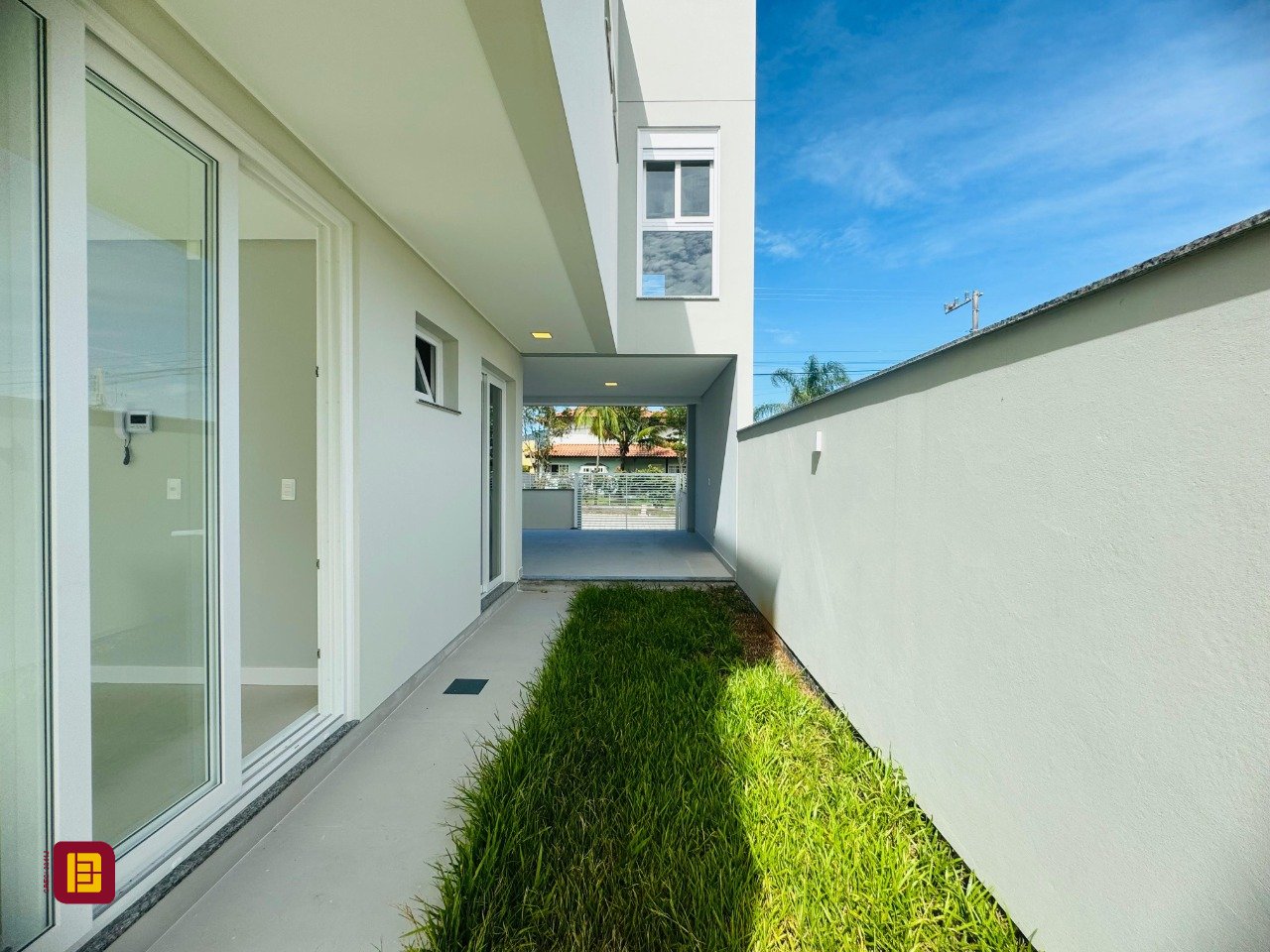 Casa com 210m², 6 quartos (sendo 3 suítes), 4 garagens, no bairro Campeche em Florianópolis
