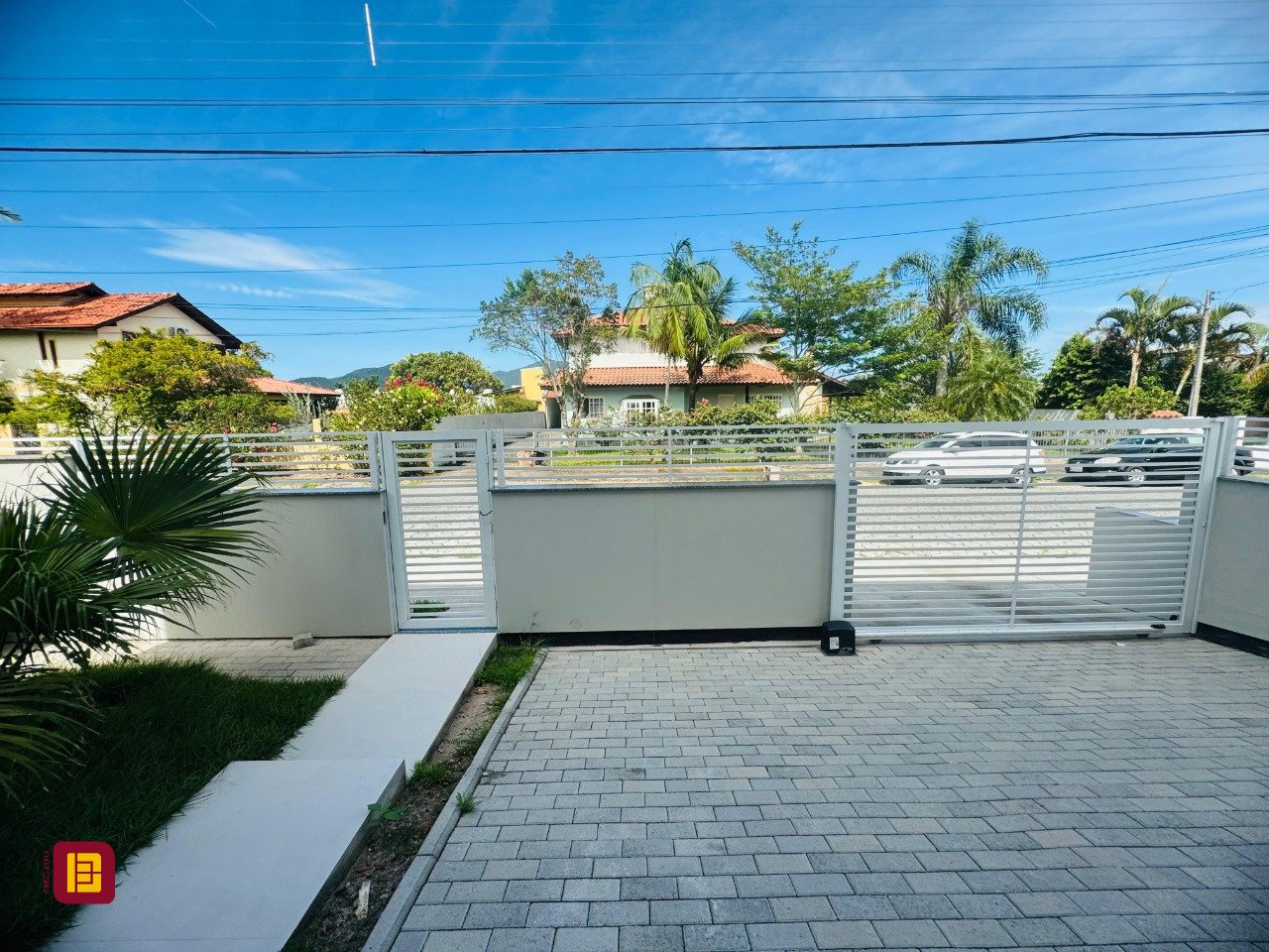 Casa com 210m², 6 quartos (sendo 3 suítes), 4 garagens, no bairro Campeche em Florianópolis