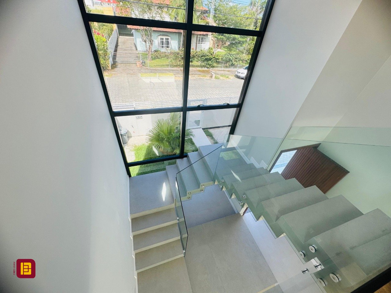 Casa com 210m², 6 quartos (sendo 3 suítes), 4 garagens, no bairro Campeche em Florianópolis