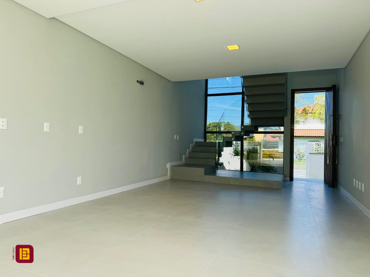 Casa com 210m², 6 quartos (sendo 3 suítes), 4 garagens, no bairro Campeche em Florianópolis