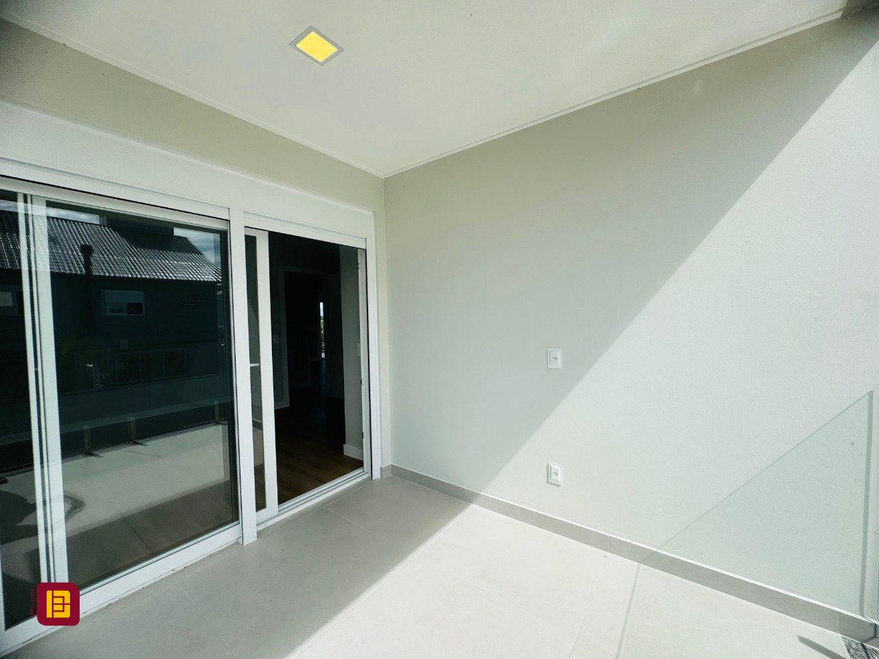 Casa com 210m², 6 quartos (sendo 3 suítes), 4 garagens, no bairro Campeche em Florianópolis